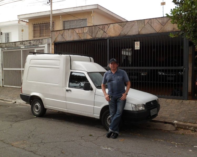 Antônio Colameo em frente à matriz Thermic